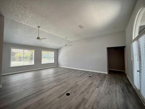 2410 S Glen Eagles Dr in DeLand, FL - Building Photo - Building Photo