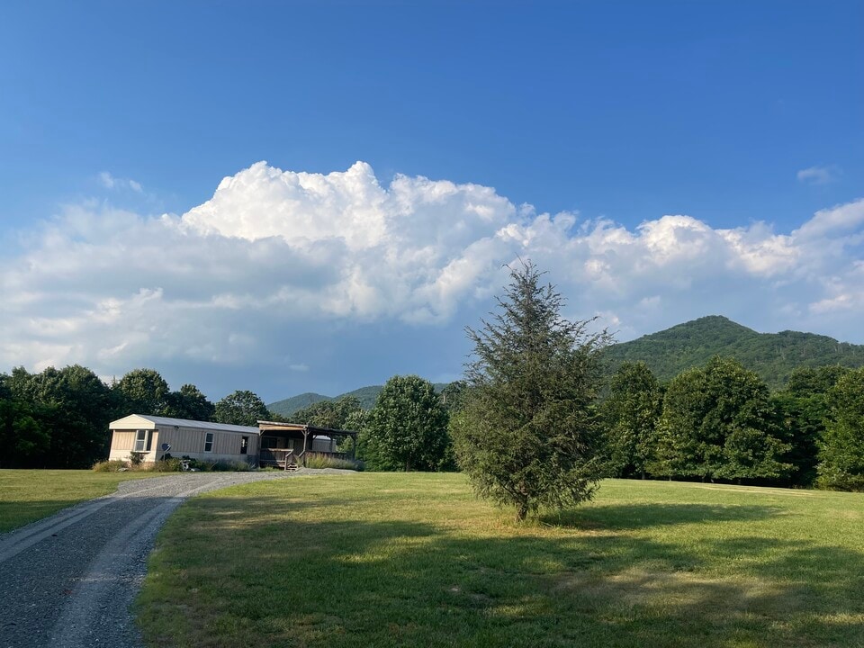 122 Autumn Ln in Shenandoah, VA - Building Photo