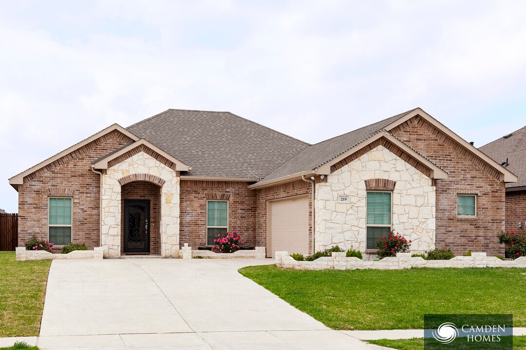 1451 Streamside Dr in Waxahachie, TX - Building Photo