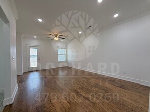 2000 E Brookview Dr in Siloam Springs, AR - Building Photo - Building Photo