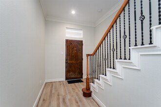 9147 Lago Crest Dr in Houston, TX - Foto de edificio - Building Photo