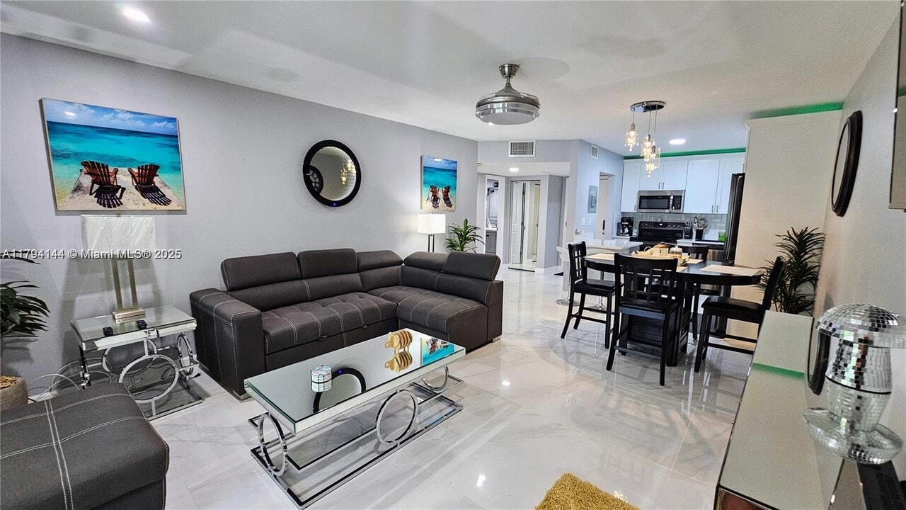 5680 SW 3rd Pl in Margate, FL - Building Photo