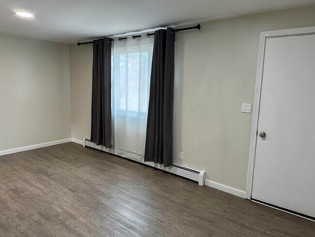 4 Monroe Dr in Hudson, NH - Building Photo - Building Photo