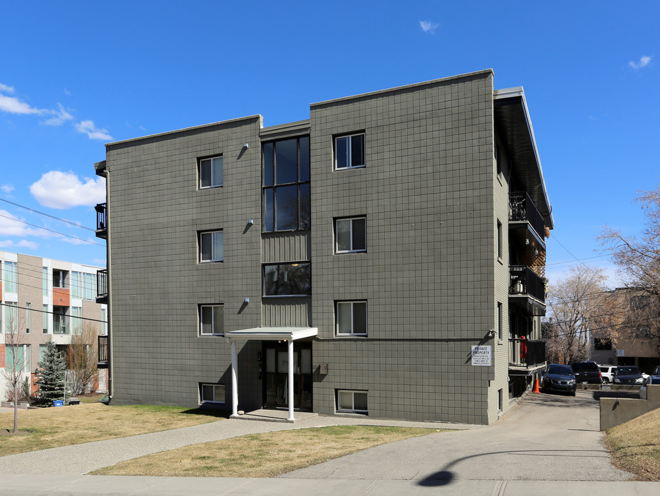 2104 17th Ave SW in Calgary, AB - Building Photo