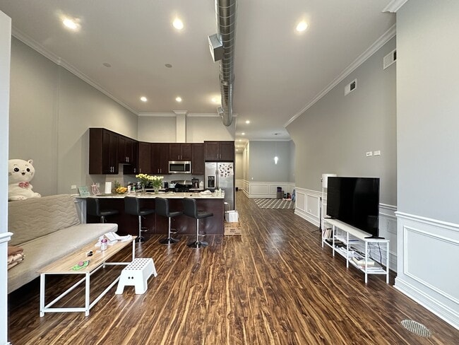3336 W Irving Park Rd, Unit 2C in Chicago, IL - Foto de edificio - Building Photo