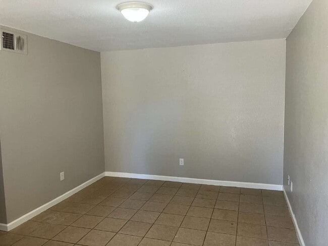1061 W 19th St in Merced, CA - Foto de edificio - Building Photo