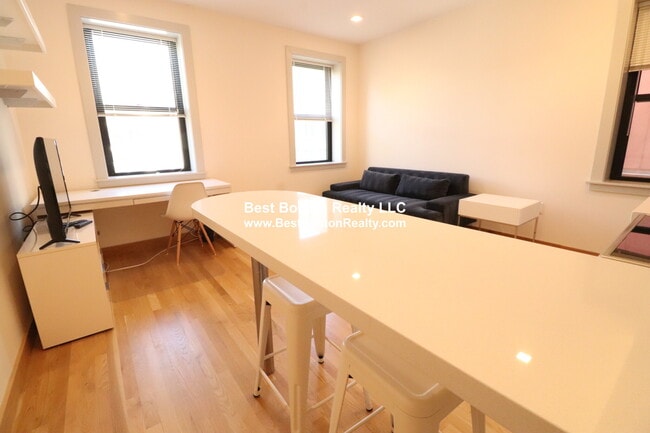 115 Mt Auburn St, Unit 13 in Cambridge, MA - Foto de edificio - Building Photo