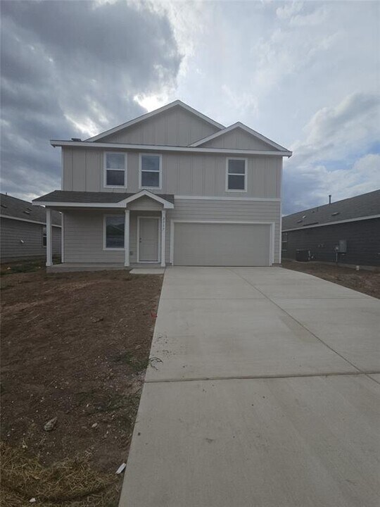 2317 Sprinkle Dr in Lockhart, TX - Building Photo