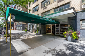 425 E 79th St in New York, NY - Building Photo - Building Photo