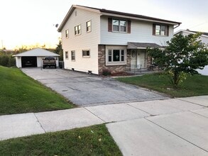 1430 Eder Ln, Unit 1430 in West Bend, WI - Building Photo - Building Photo