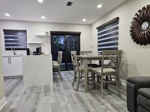 11022 SW 6th St, Unit Renovated Duplex Near FIU in Miami, FL - Foto de edificio - Building Photo