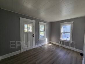 325 Randall St in Waterloo, IA - Building Photo - Building Photo