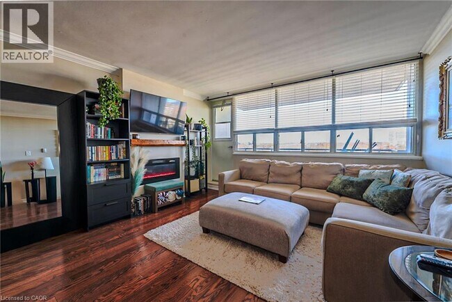 212 Kerr St in Oakville, ON - Building Photo - Building Photo