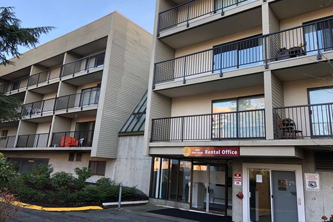 Dolphin Square Apartments in Richmond, BC - Building Photo