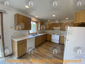 1611-1613 SE Cortland Ave in Dallas, OR - Building Photo - Building Photo