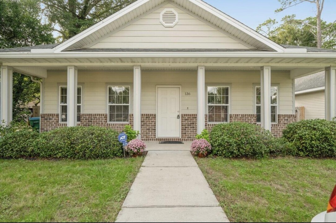 136 Dixie St in Crestview, FL - Building Photo