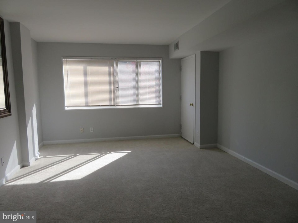 5340 Holmes Run Pkwy-Unit -200 in Alexandria, VA - Building Photo