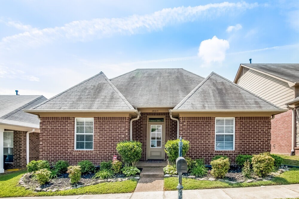 10215 Morning Hill Dr in Memphis, TN - Foto de edificio