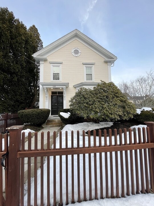 130 Pine St, Unit 2 in Danvers, MA - Foto de edificio