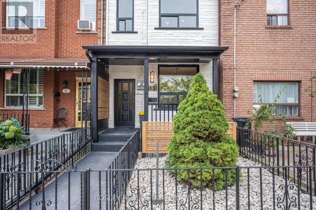 13-13 Mansfield Ave in Toronto, ON - Building Photo - Building Photo