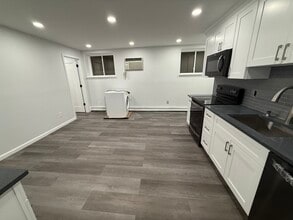 53 Homeland Dr, Unit B in Huntington, NY - Building Photo - Building Photo