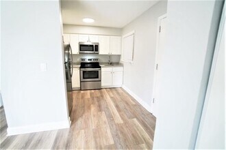 1050 N Wheeling Rd in Mount Prospect, IL - Foto de edificio - Building Photo