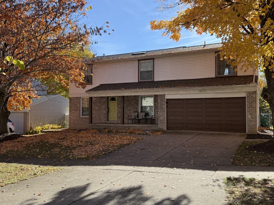 2447 Roanoke Dr in Ypsilanti, MI - Building Photo