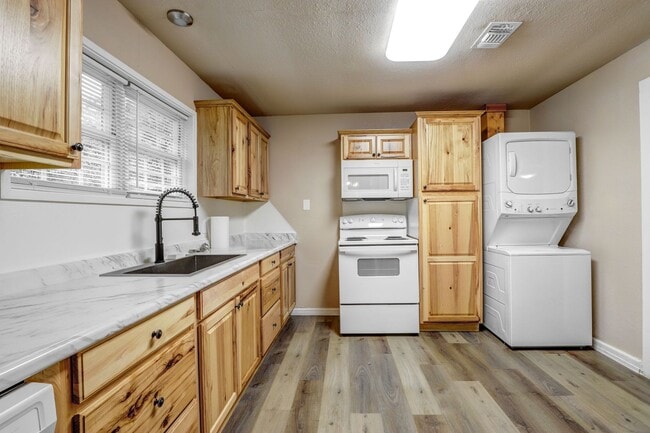 211 Redwater Rd in Wake Village, TX - Building Photo - Building Photo