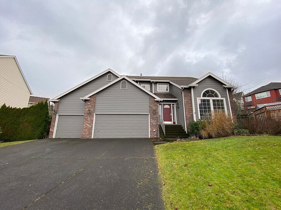 16887 NW Paddington Dr in Beaverton, OR - Building Photo