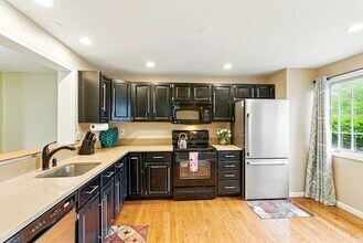 14 Weybridge Ln in Hopkinton, MA - Building Photo - Building Photo