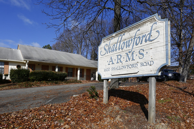 Shallowford Arms Apartments in Atlanta, GA - Building Photo - Building Photo