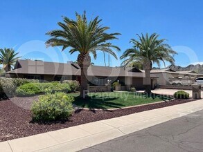 2439 E Mercer Ln in Phoenix, AZ - Foto de edificio - Building Photo