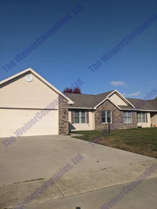 201 Red Bud Ct in Mahomet, IL - Foto de edificio