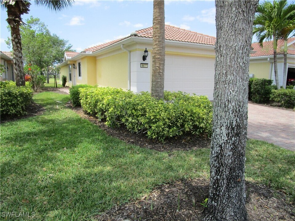 8677 Erice Ct in Naples, FL - Building Photo