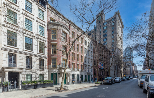 35 E 63rd St in New York, NY - Building Photo - Building Photo