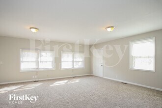 6925 Bloomfield Dr E in Indianapolis, IN - Foto de edificio - Building Photo