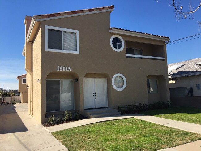 16015 Halldale Avenue, Unit A in Gardena, CA - Foto de edificio - Building Photo