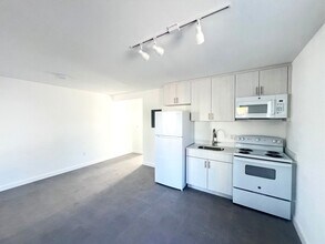 Newly Renovated Community in Miami, FL - Foto de edificio - Building Photo