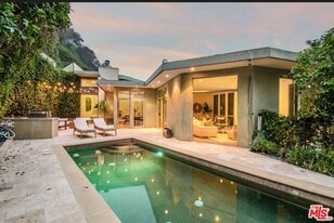 3685 Mandeville Canyon Rd in Los Angeles, CA - Building Photo