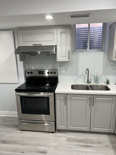 7547 Saint Barbara Blvd in Mississauga, ON - Building Photo - Building Photo