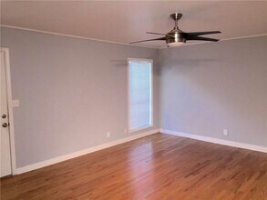 1124 Reagan Terrace in Austin, TX - Foto de edificio - Building Photo