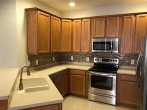 140 Shell Falls Dr in Apollo Beach, FL - Building Photo - Building Photo