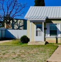 303 NW 1st St in Andrews, TX - Building Photo