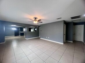 11110 Revilla Dr in Laredo, TX - Foto de edificio - Building Photo
