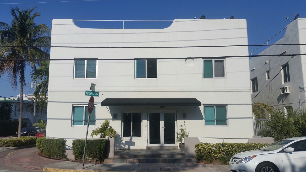 7700 Abbott Ave in Miami Beach, FL - Building Photo