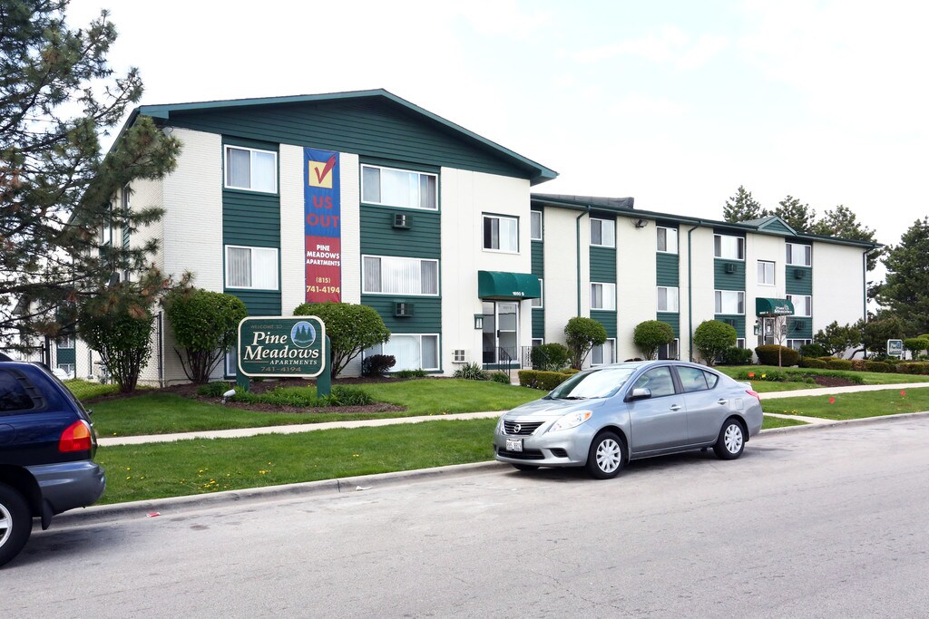 Pine Meadows Apartments in Joliet, IL