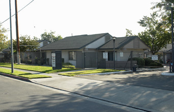 Mono Hilltop Manor Senior Apartments in Fresno, CA - Building Photo - Building Photo