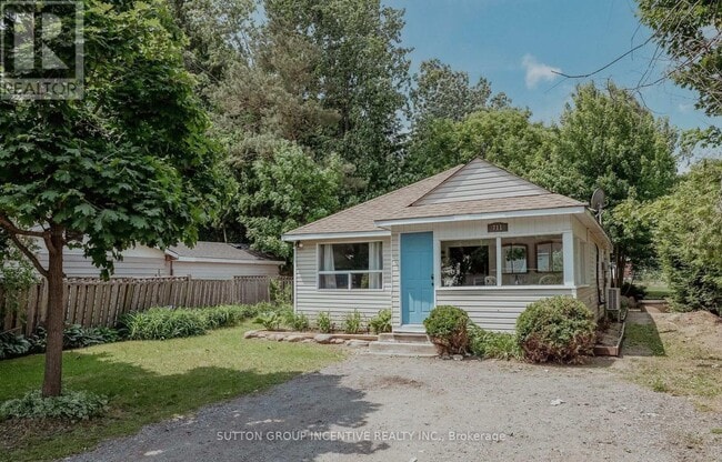 property at 711 Innisfil Beach Rd
