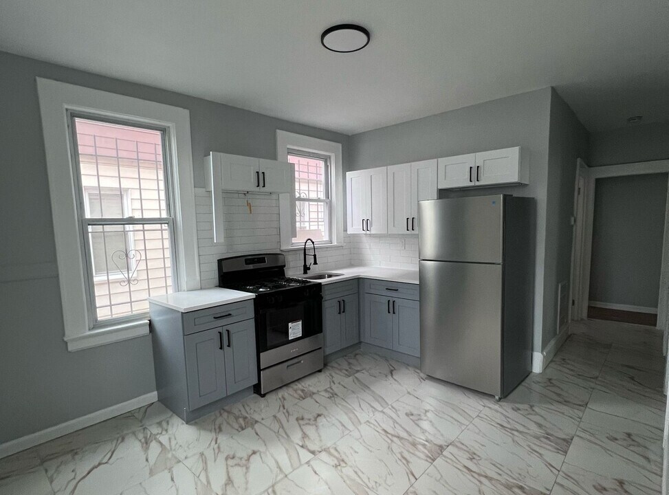 220 Custer Ave in Newark, NJ - Building Photo
