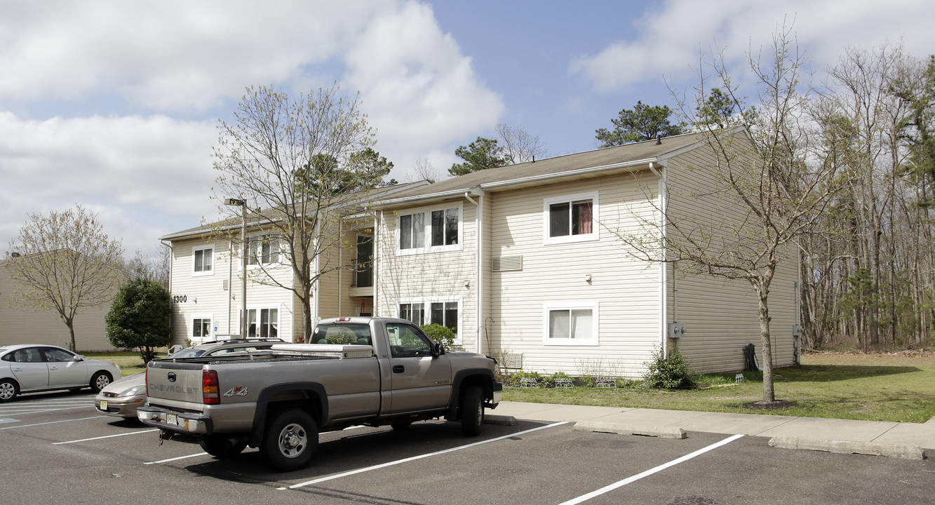 Rolling Pines Apartments in Browns Mills, NJ - Foto de edificio